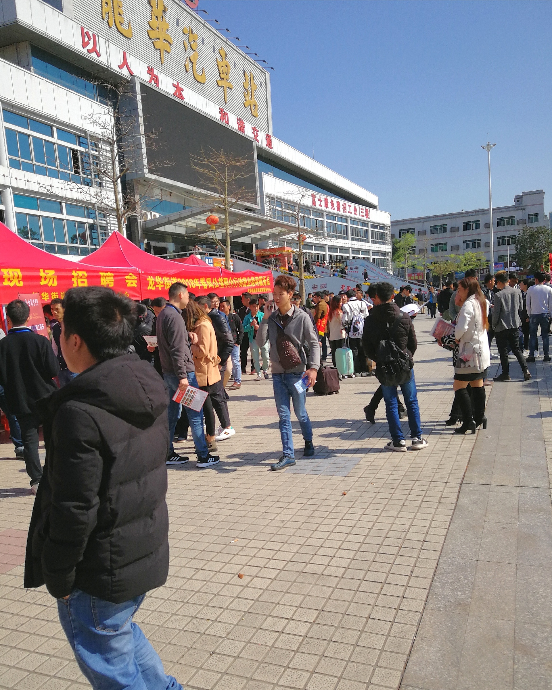 这两天,深圳的这座汽车站成了招聘场,大批招工人员在这里聚集