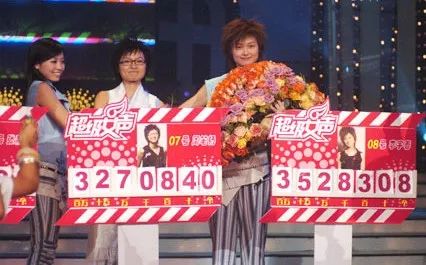 13年前,2005年的夏天 李宇春以352万短信票数获得《超级女声》年度总