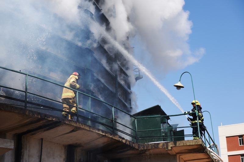 湘潭消防部门成功处置一废弃干式储气柜冒烟起火事故