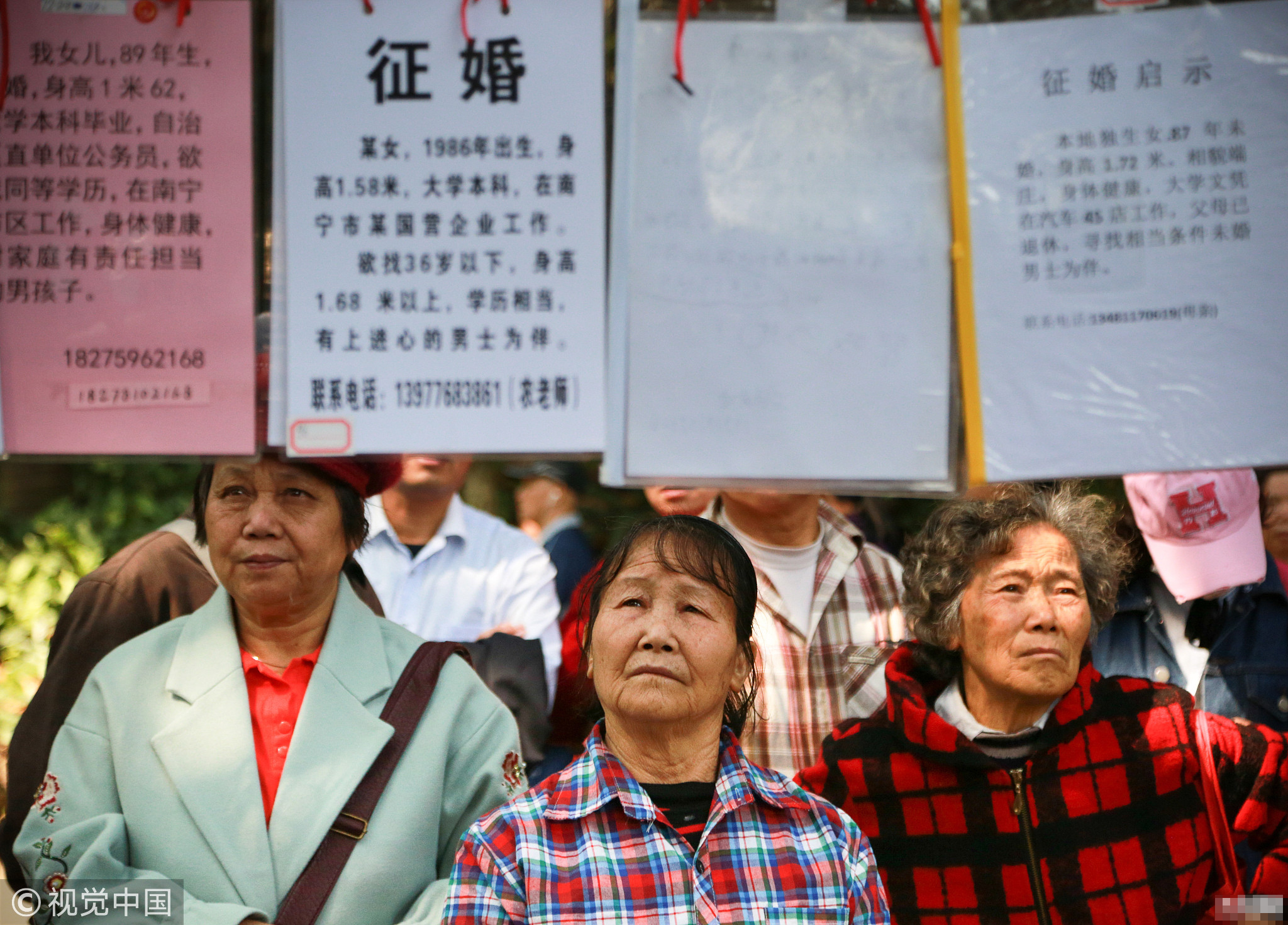 每到周末,在广西南宁市一公园九曲桥凉亭广场的"相亲角"就会人气爆棚