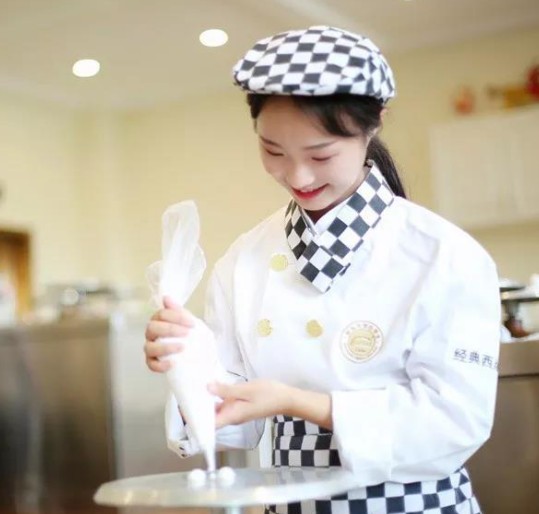 纳米体育37女生节青海新东方烹饪学校与你甜蜜相约(图2)
