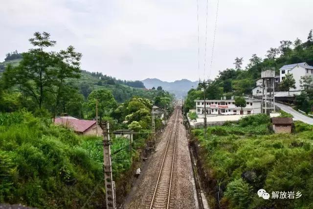 利略火车站是位于湖南泸溪县解放岩乡的一个铁路车站,车站建于1978年