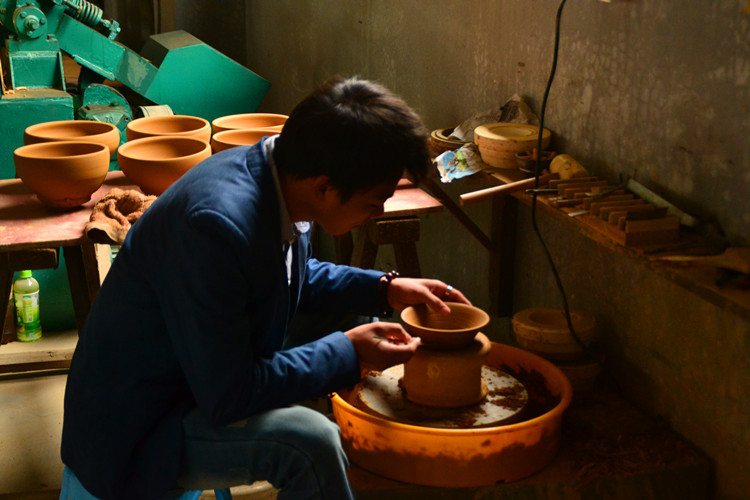 陈明:福建省建阳人,建盏新生代工艺师,其制作的建盏胎体厚重,铁胎感