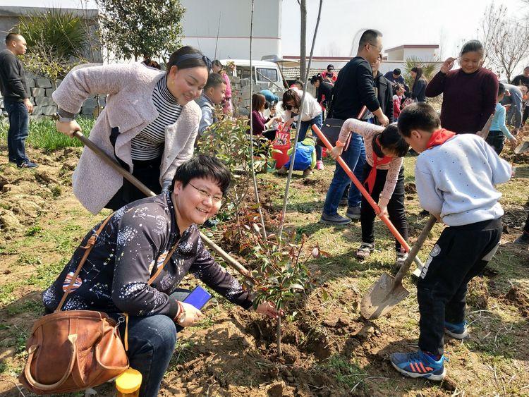 驻马店实验小学二五中队举行户外植树节活动助力驻马店创建国家森林