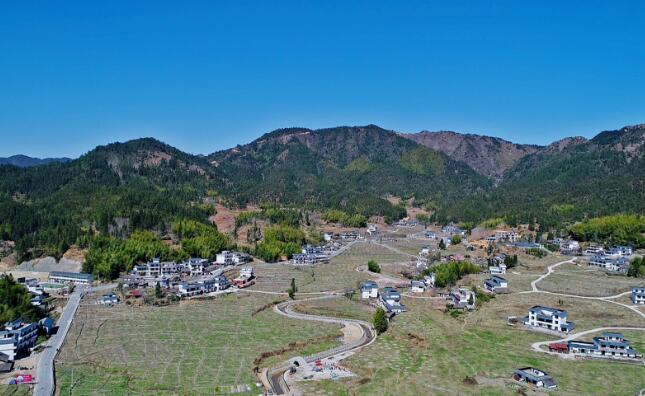 3月11日,航拍的湖南省桂东县沤江镇青竹村,湛蓝的天空下,整个村子被