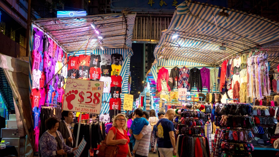 夜市卖内衣_夜市摆摊卖衣服图片