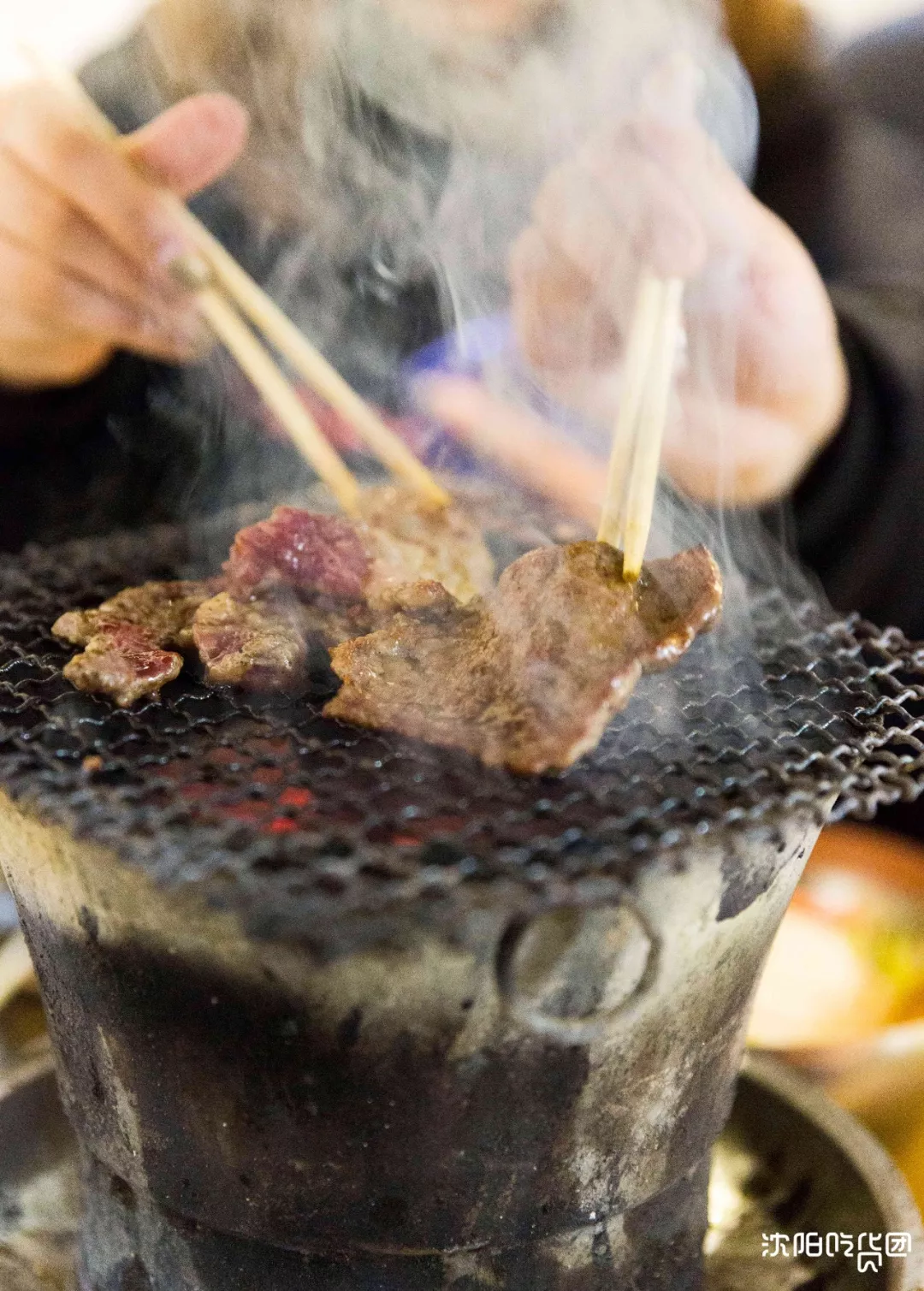 铁西人都知道的老式泥炉烤肉,不到饭点就翻台,有名的