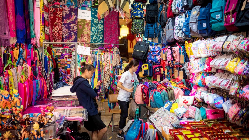 夜市卖内衣_夜市摆摊卖衣服图片