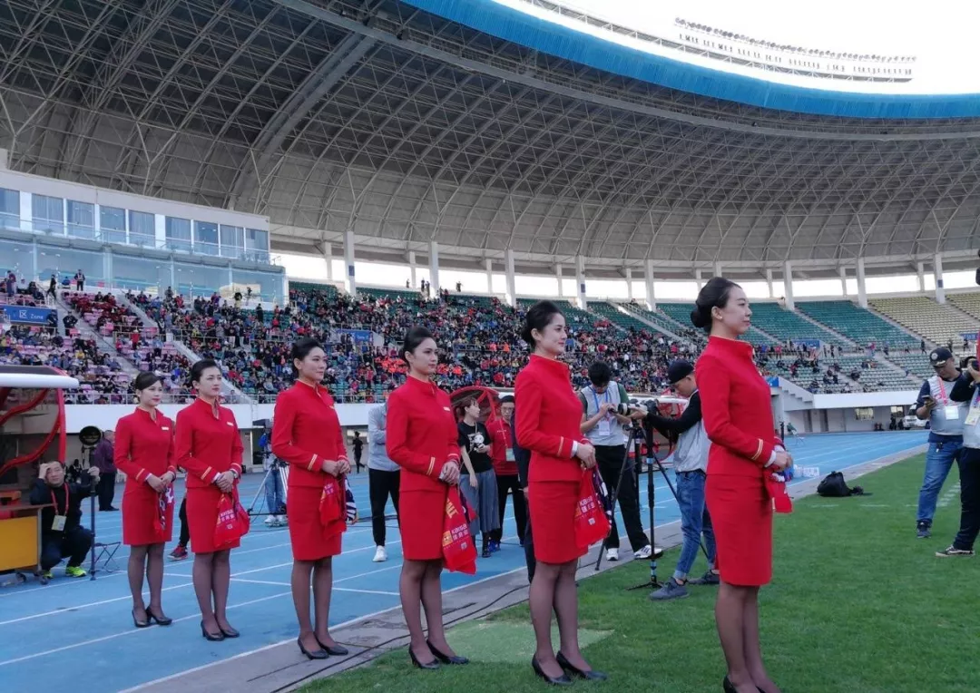 深航空姐中甲赛场表演,挺美的,但人家阿联酋航空空姐们这三段视频