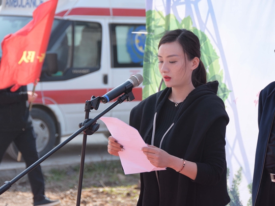 西平县举行"青春绿西平,共建森林城"主题植树活动暨青年林揭牌仪式