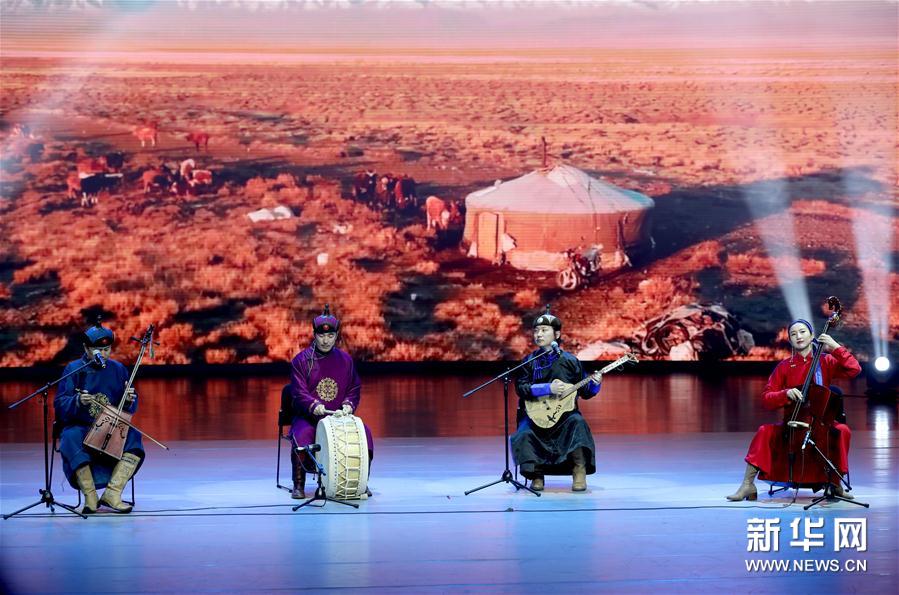 新闻 正文  3月11日,内蒙古民族艺术剧院的乐手在演奏民族特色乐器.