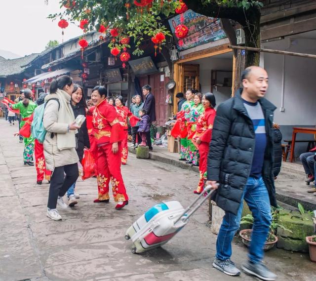 有钱无钱回家过年-熊永红星光给童年代来快乐-陈业芬"村晚-王先龙三