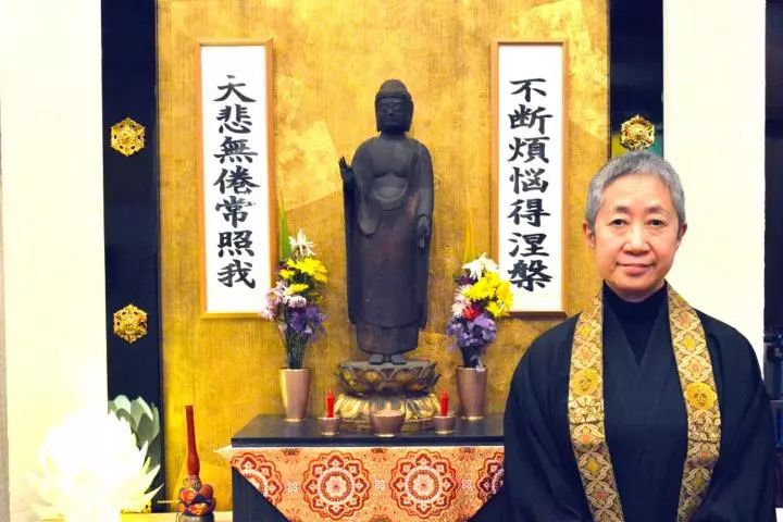 正是一尊阿弥陀如来佛咖啡厅里坐镇的不是别的乃是净土真宗本愿寺派