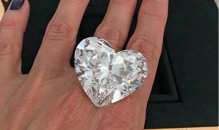 订婚钻那么多,用心形钻石表达爱是最浪漫的方式