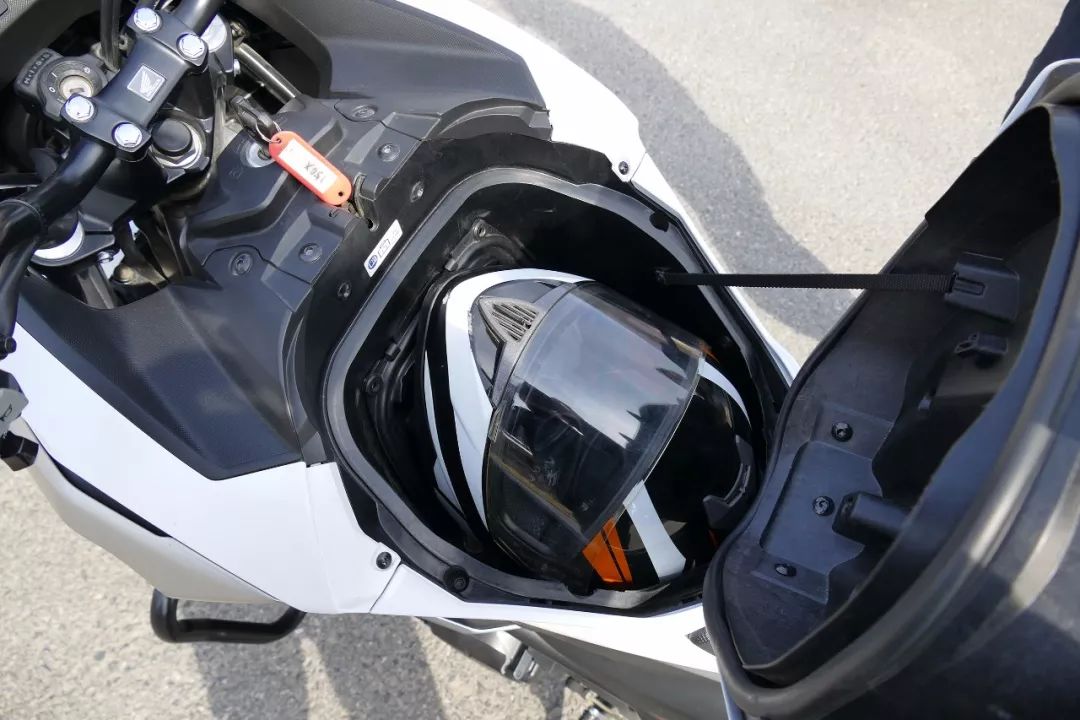 跨界旅行车典范试驾本田nc750x丨把玩