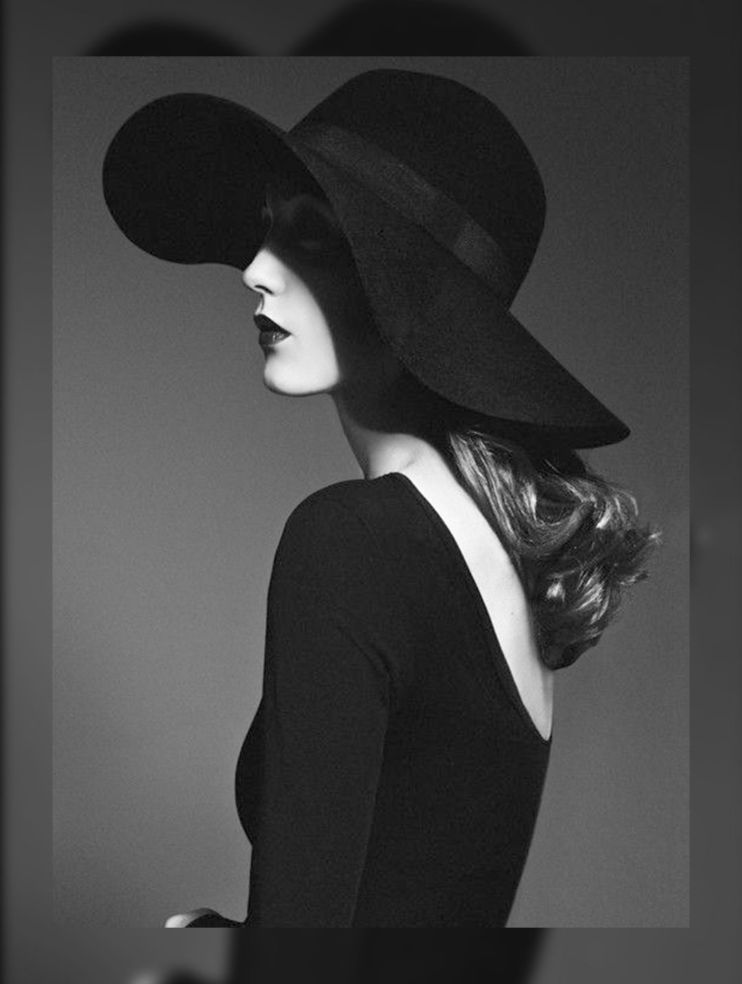 高清晰戴帽子大耳环的黑白女性人像-欧莱凯设计网
