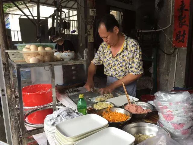 他每次回家,却想起了这家在德安里大门面屹立了30年的乌弟石磨肠粉店