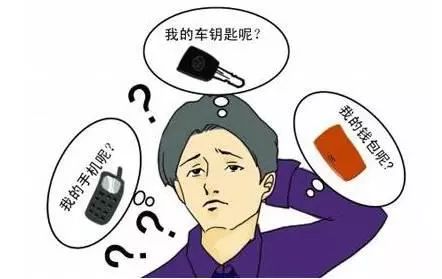 忘带钥匙站在家门口捶胸顿足的懊悔