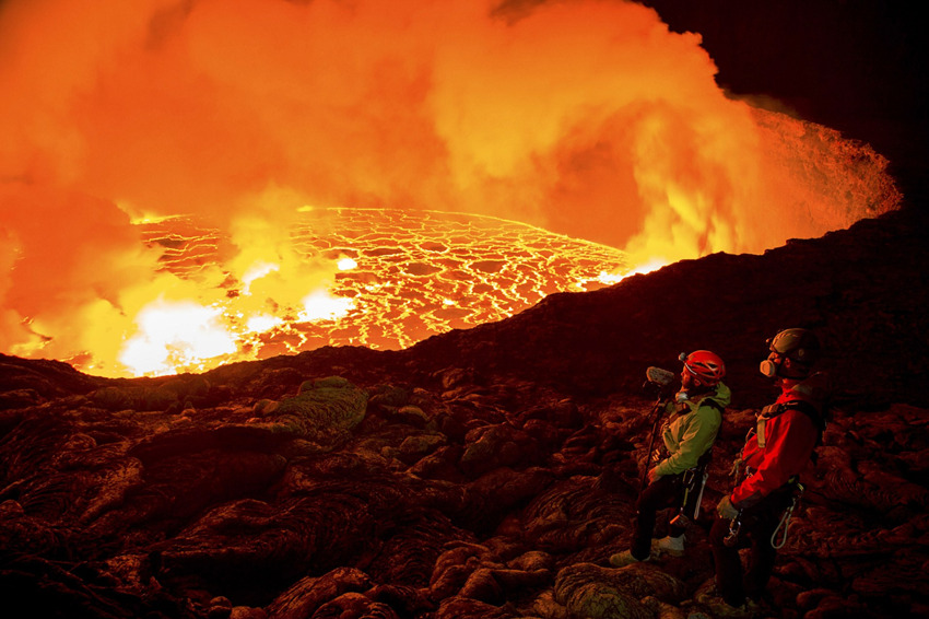 住在火山口的探险者:无限靠近"地狱之门"