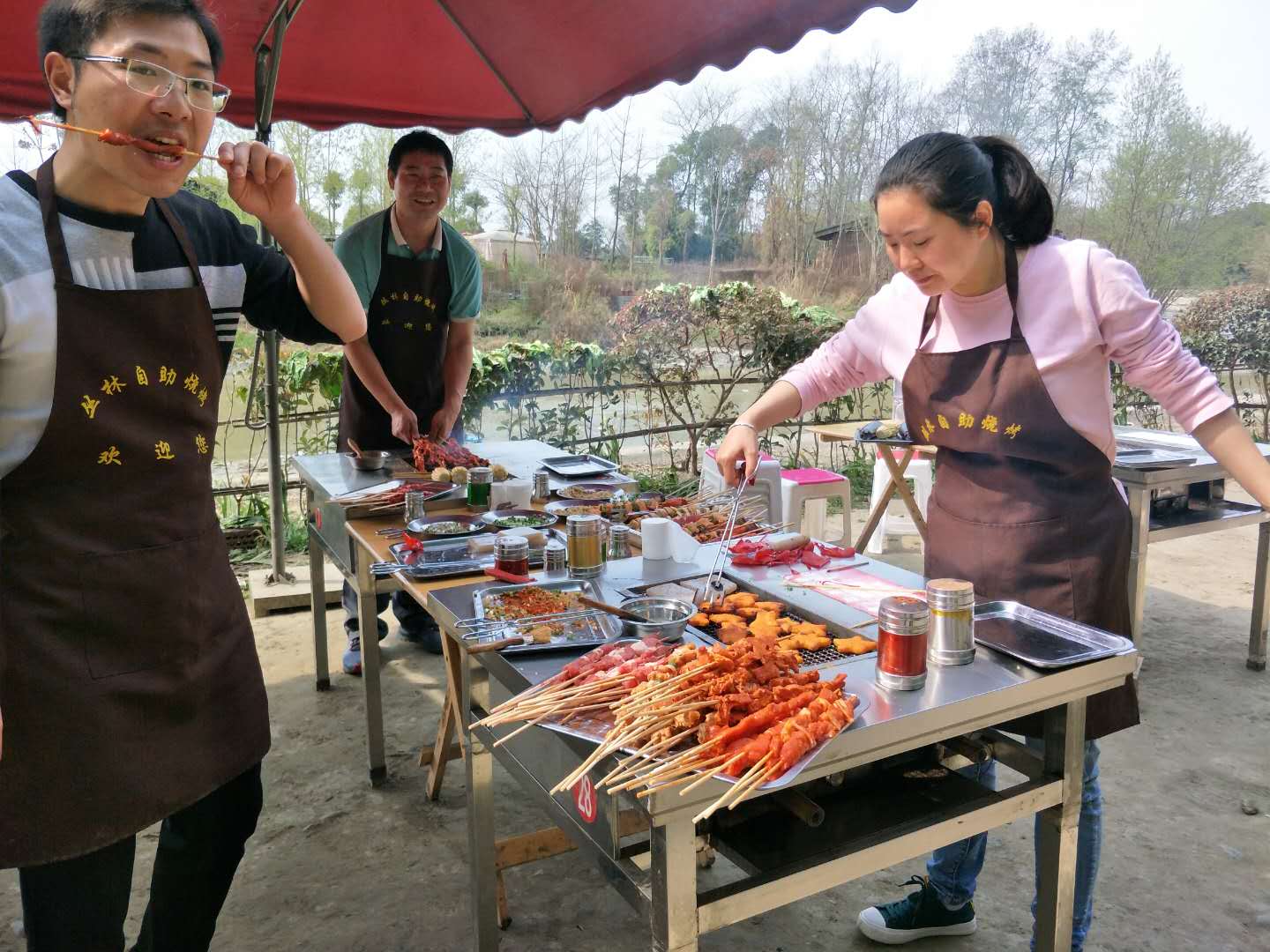 当然,累了可以坐下休息,河边到处是自助烧烤,吃起来