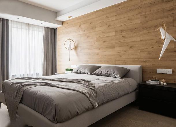 原木色木地板主卧室背景墙与清新的棉麻布艺床碰撞,在白色浅灰色窗帘