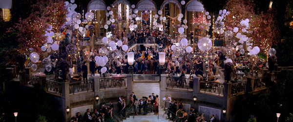 电影《了不起的盖茨比》中,盖茨比家晚宴的场景