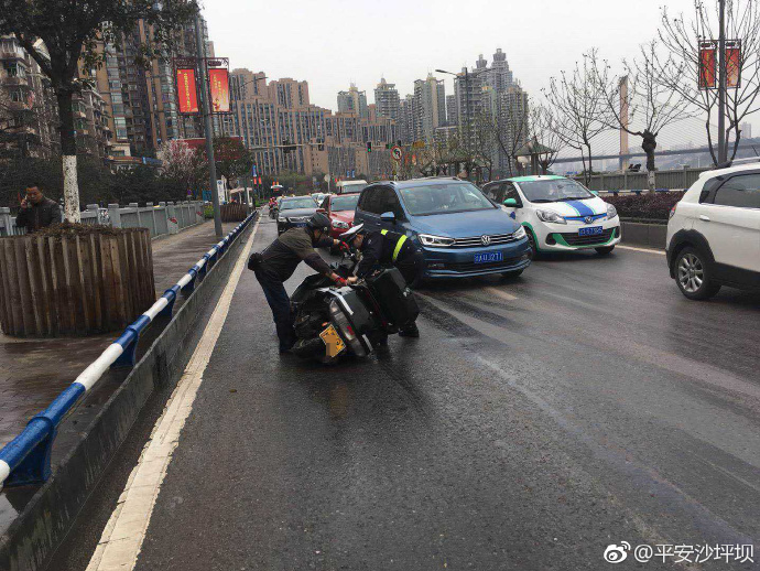 雨天路面湿滑摩托司机不慎摔倒