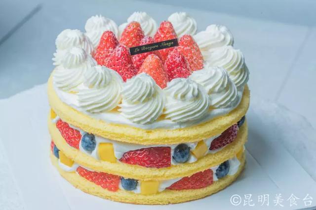 最后的点睛之笔就是在蛋糕夹层的奶油上塞上新鲜的蓝莓,顶层整齐的放