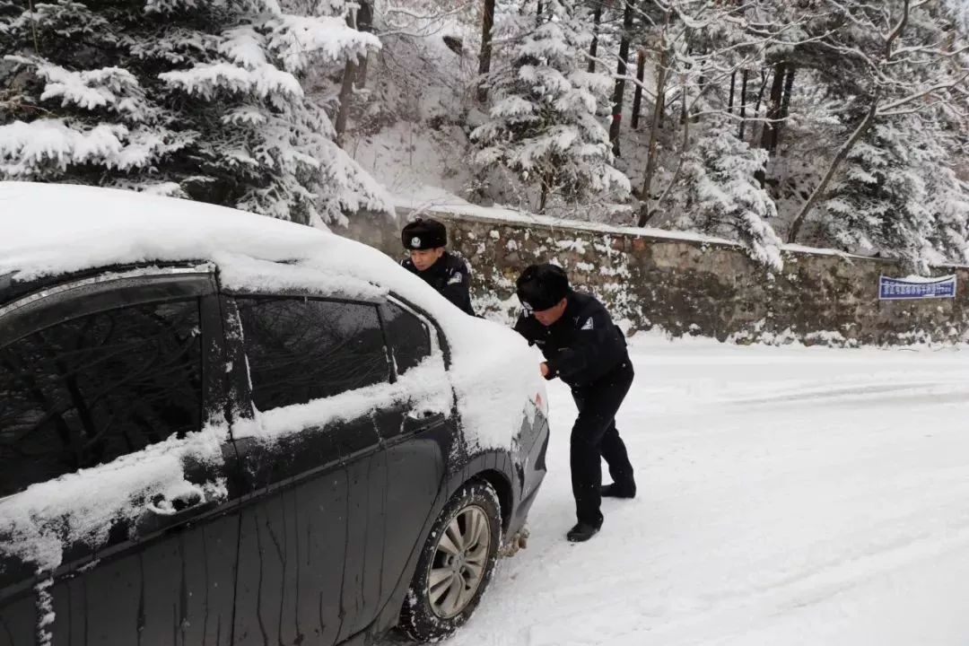 风雪中的感动瞬间谈球吧体育(图3)