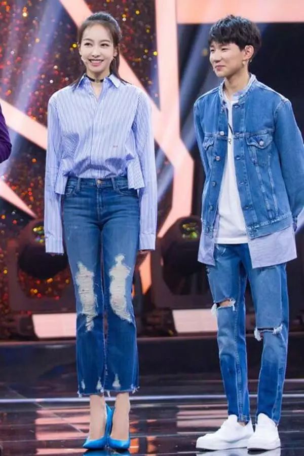 和王源一起参加节目,宋茜身着off-white蓝色条纹衬衫搭配破洞牛仔裤