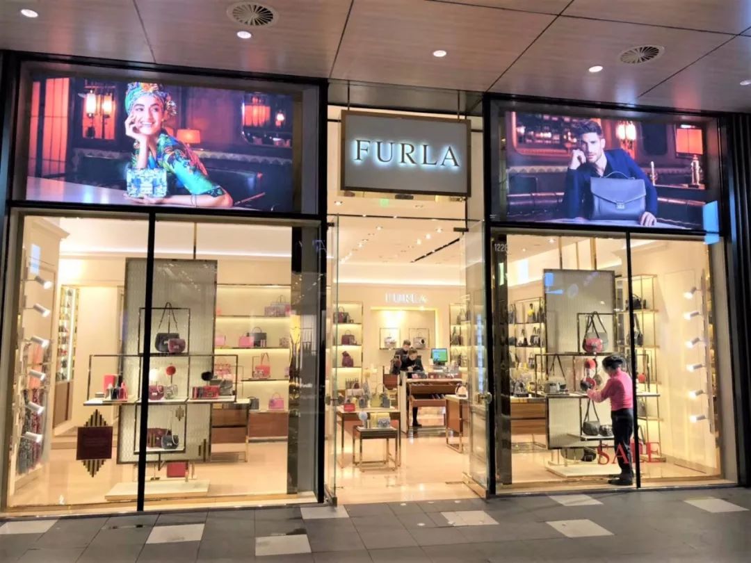 目前,furla集团的产品已销往100多个国家,并拥有467家专卖店(2016年有