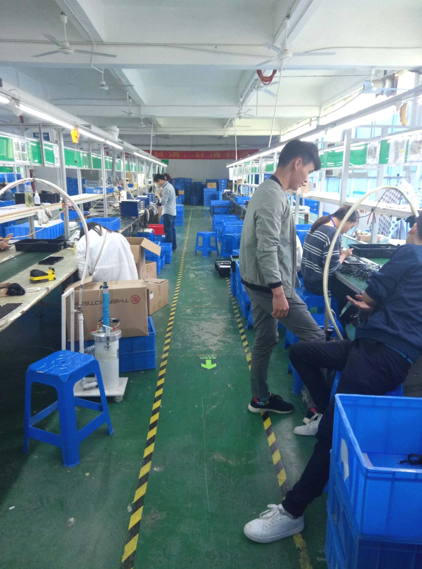 图为深圳龙华区某电子厂车间,这家工厂的规模不大,车间里主要是生产
