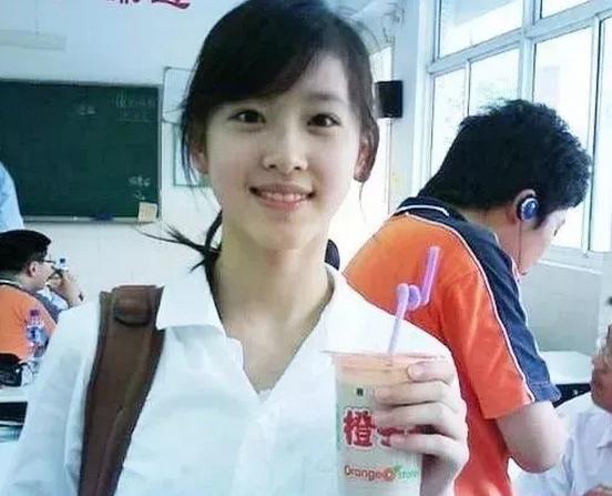 作为人生赢家的奶茶妹妹章泽天,因为学生时代一张手捧奶茶的照片走红