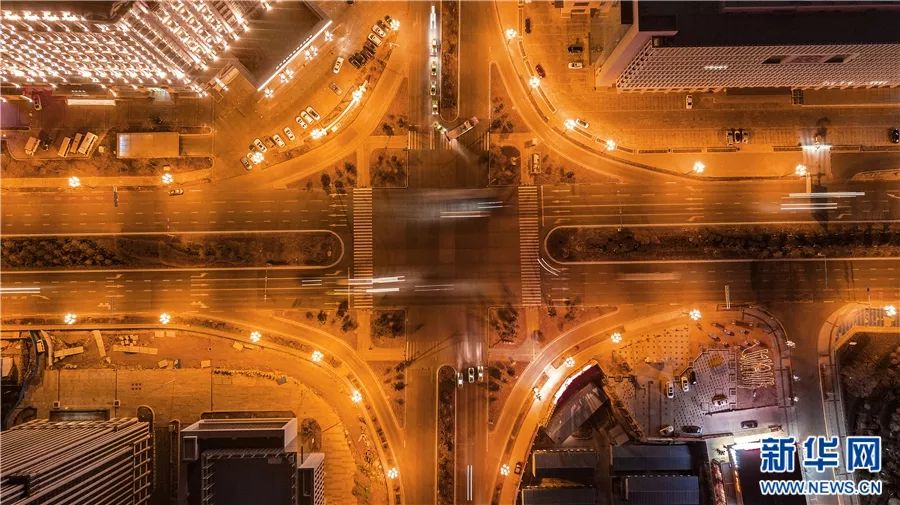 西宁市海湖新区文汇路和五四西路十字路口夜景.