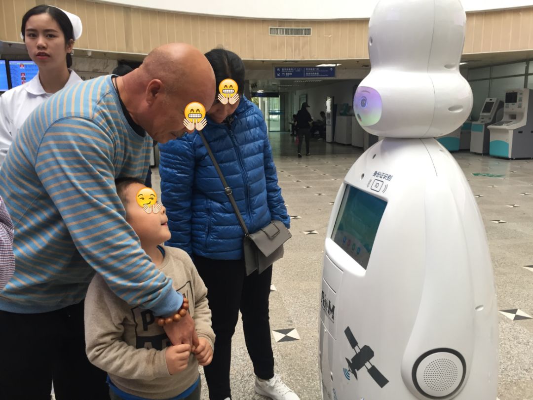 当黑科技遇到医院这家医院用机器人导诊刷脸能看病机器人开药