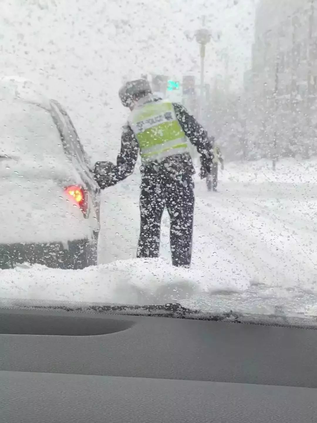 风雪中的感动瞬间谈球吧体育(图1)