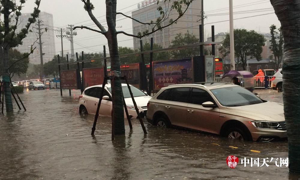 安徽阜阳市遭遇暴雨 城市内涝严重