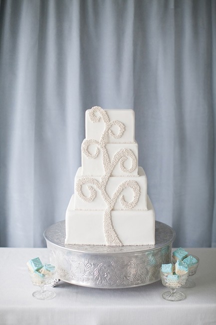 纯白色婚礼蛋糕