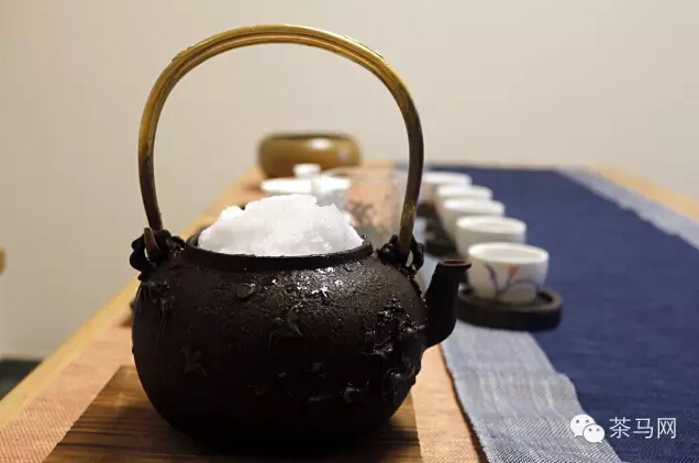 之灵气,通体透白,无暇至纯,是为煮茶的上品之水,以柴薪烧化雪水烹茶