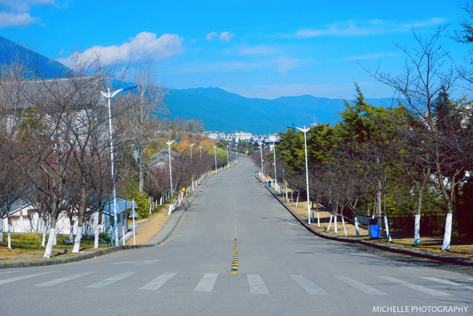 大理古城 大理大学门口,蓝天白云. 大理大学 宁静安逸的大理大学.