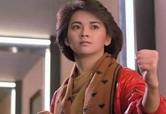 1985年将事业重心移入香港,凭借《霸王花》中的打女形象转型成为武打