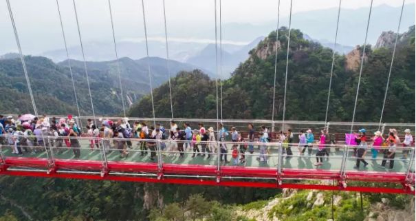 旅游 正文  天蒙山人行索桥于2017年5月更换玻璃桥面,华丽变身为世界