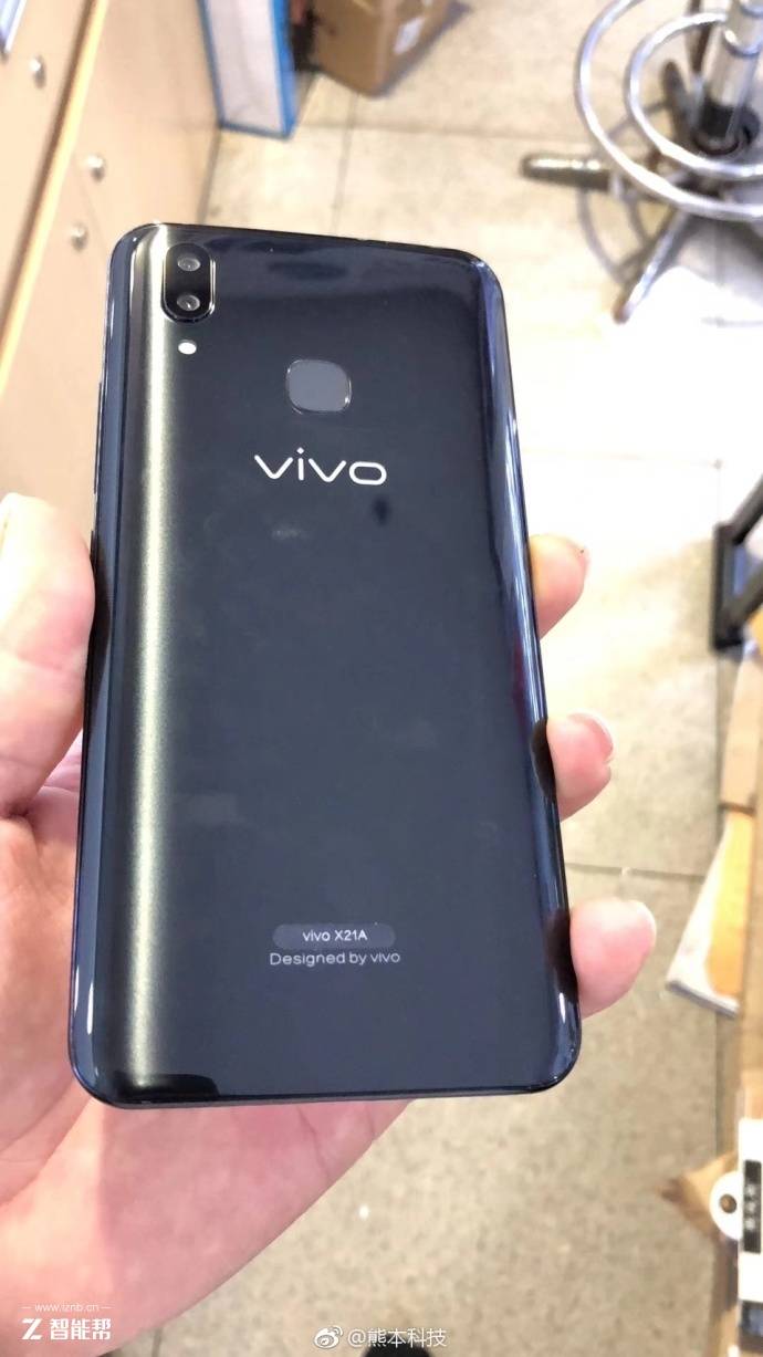 手机背部显示这款手机的型号为 vivo x21a