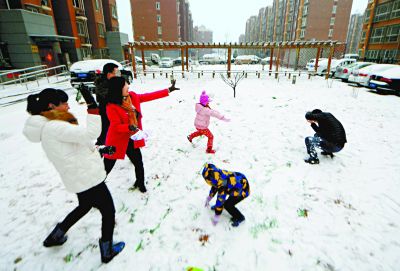 昨天,冬奥会赛区延庆雪花飘落,市民纷纷走出家门打雪仗,不亦乐乎.