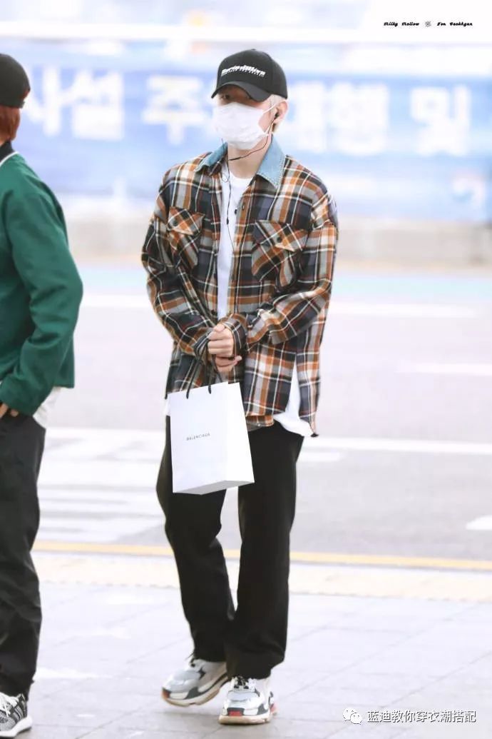 机场私服针织衫:thom browne棒球帽 prada 鞋子:vans#exo cr:awa