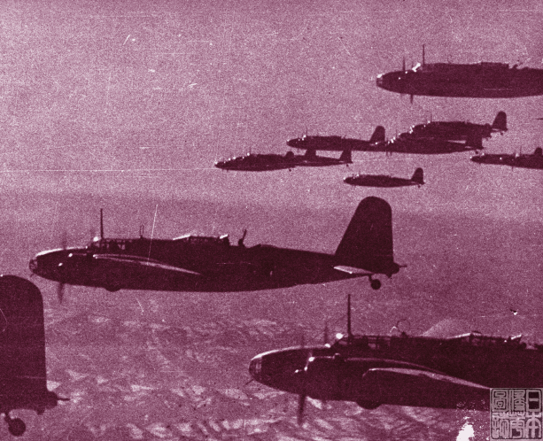 一组轰炸兰州的日军轰炸机航拍图,可以俯瞰黄河岸边的兰州城