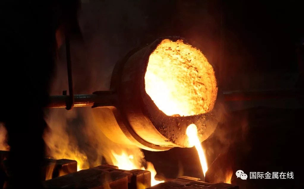 一个生产这种转变的工厂可以使用平炉炼钢法每小时生产40吨钢材,但是