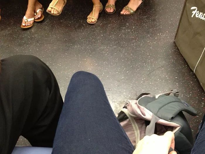 坐地铁时把腿张那么开,请问您是要临盆了吗?