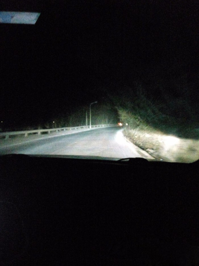开车在路上,前路一览无余,再也不用惧怕黑夜了.