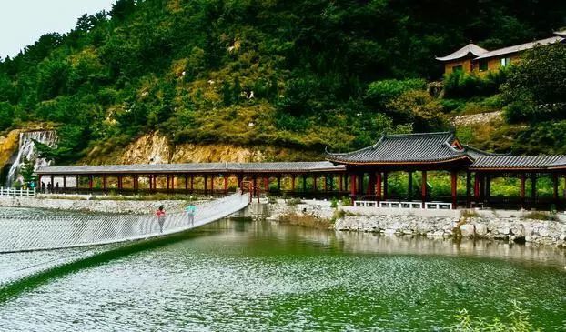 水帘峡风景区,位于济南南部山区柳埠镇.